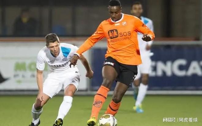 边路出球更 边路出球更